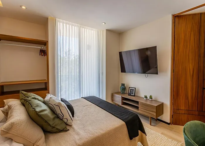 Hyde Apartment *