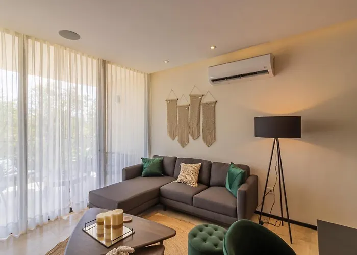 Hyde Apartment *